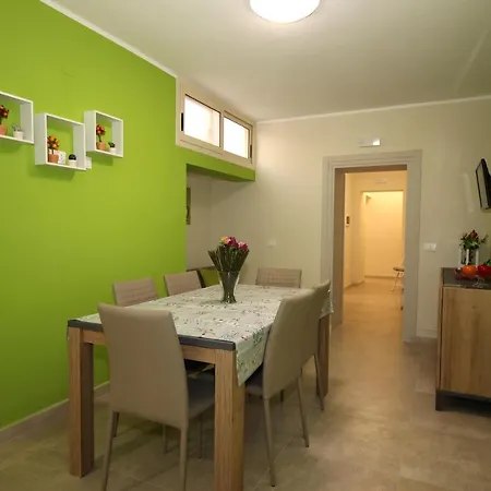 Porte Maqueda Homestay szállás *